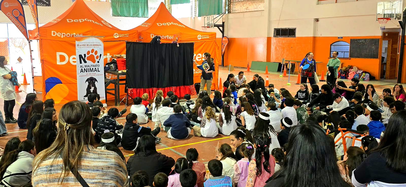 Chicos frente a la obra de títeres de Sanidad Animal en el Gimnasio Municipal N.º 1