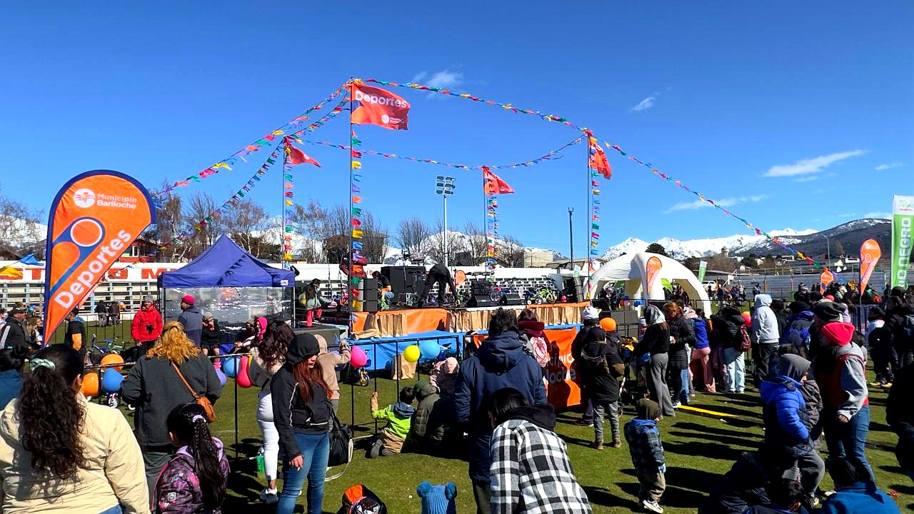 Servicios a la comunidad en Bariloche: familias en un festejo organizado por la Secretaría de Deportes