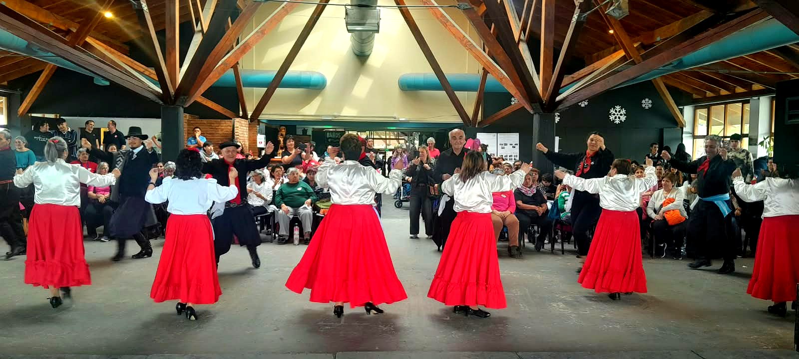 Servicios a la comunidad: danzas en el Foro de Personas Mayores en el Puerto San Carlos
