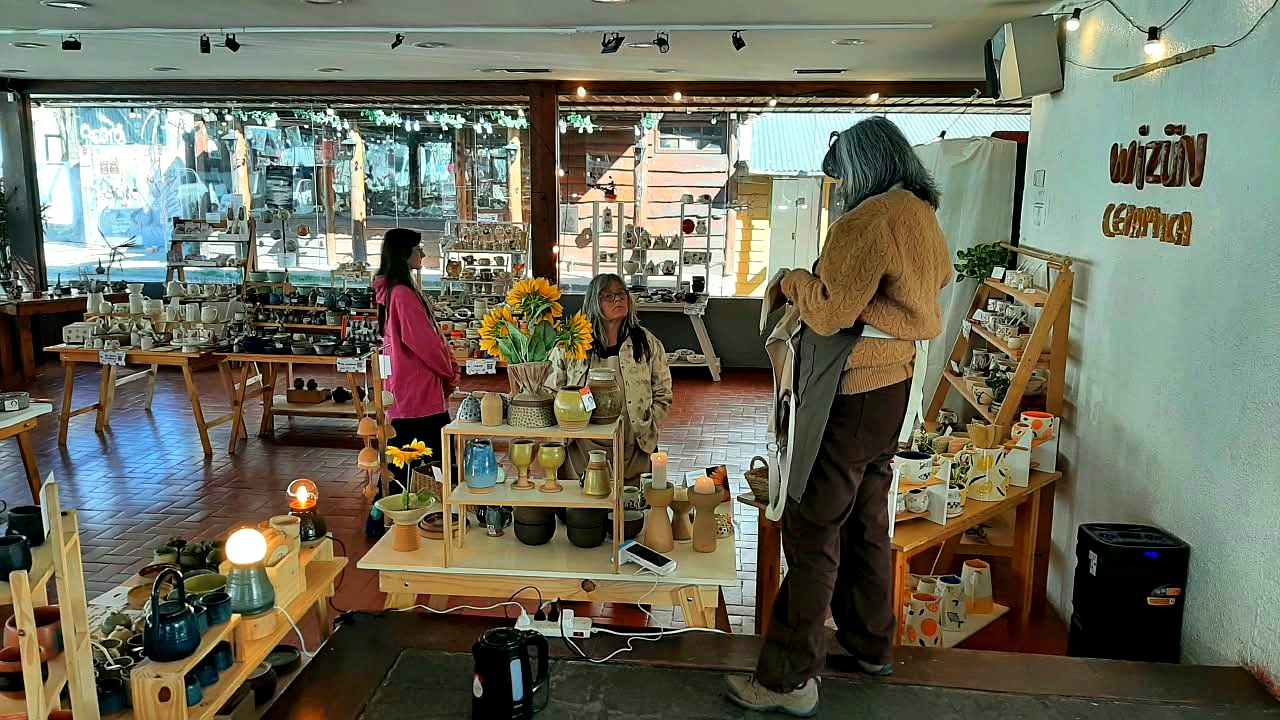 Servicios a la comunidad: piezas de cerámica local en una edición anterior de Wizün en Bariloche