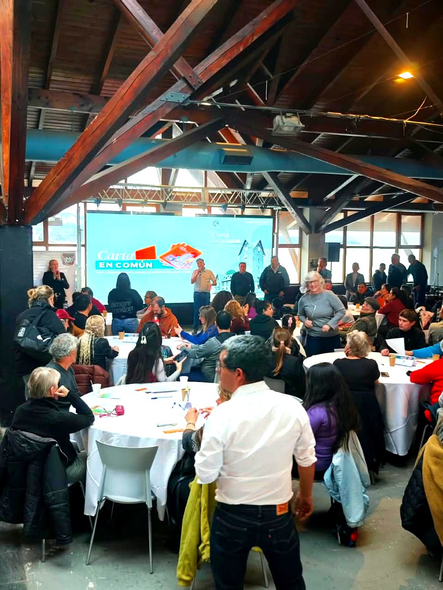 Salón del ex Puerto San Carlos durante el primer taller ciudadano