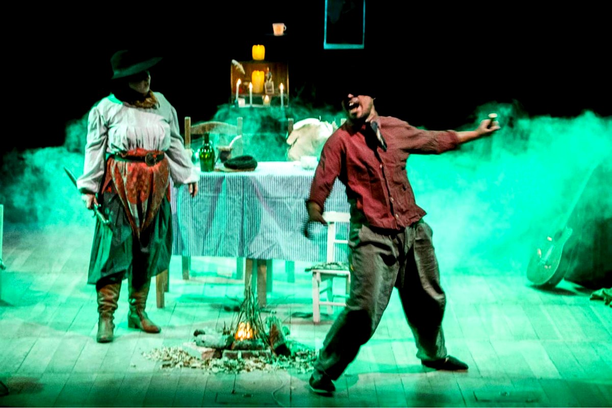 Teatro en Roca: escena de la obra Martina Chapanay con dos crianceros de la Línea Sur
