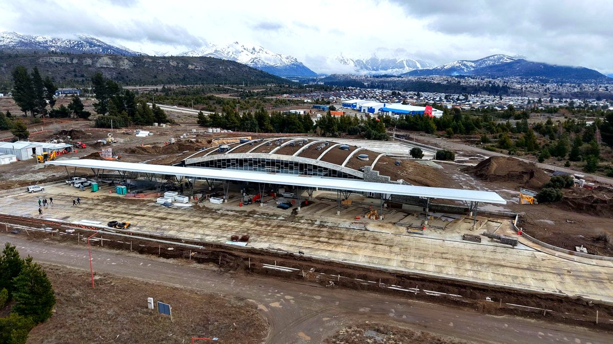 Vista aérea de la obra de la nueva terminal de Bariloche sobre la avenida Esandi