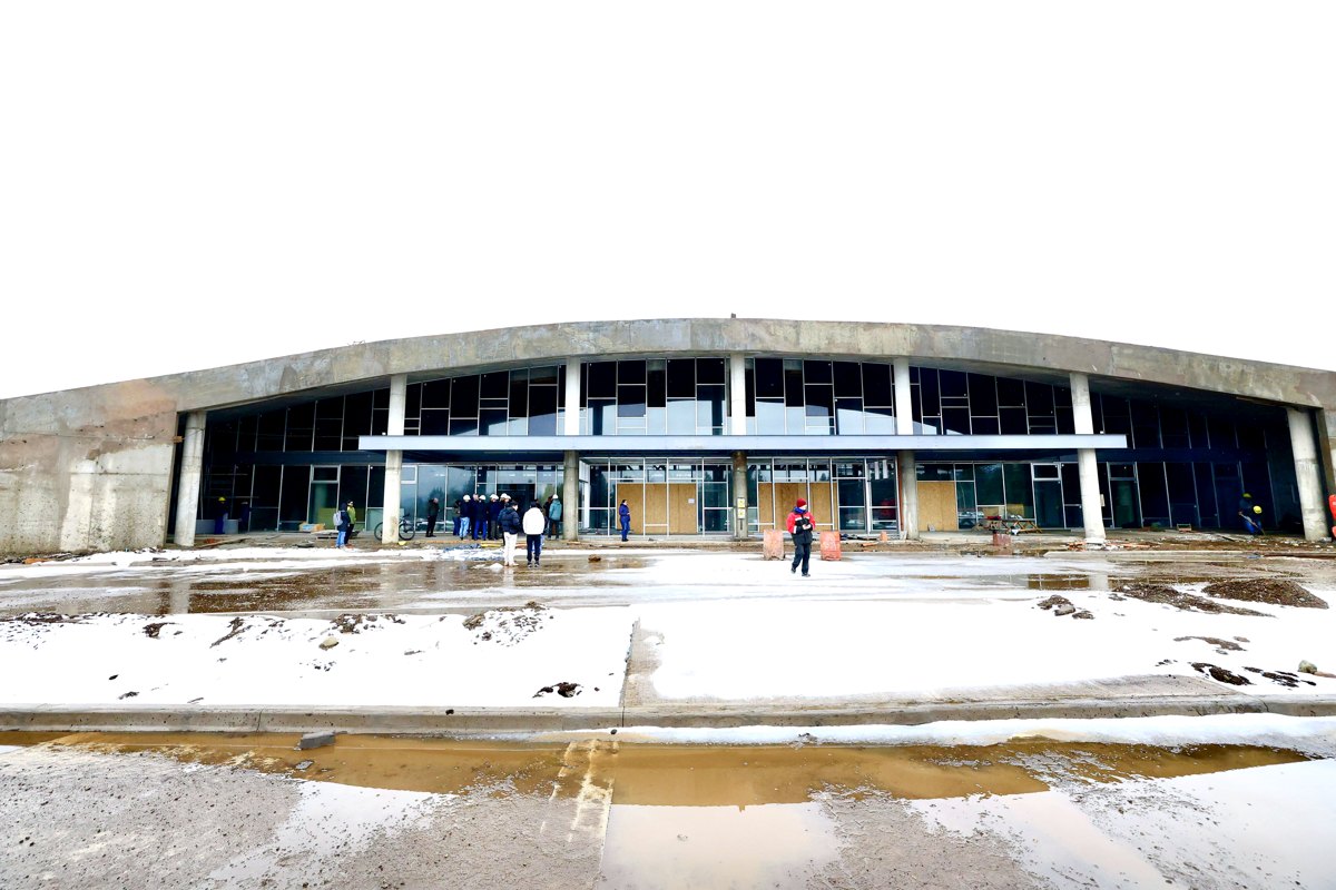 Frente del edificio de la nueva terminal de Bariloche en la etapa final de obra