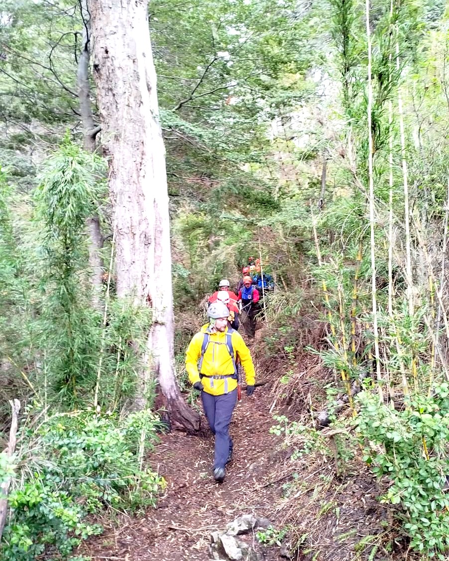 Rescatistas en el sendero al refugio Frey, en la montaña del Parque Nacional Nahuel Huapi