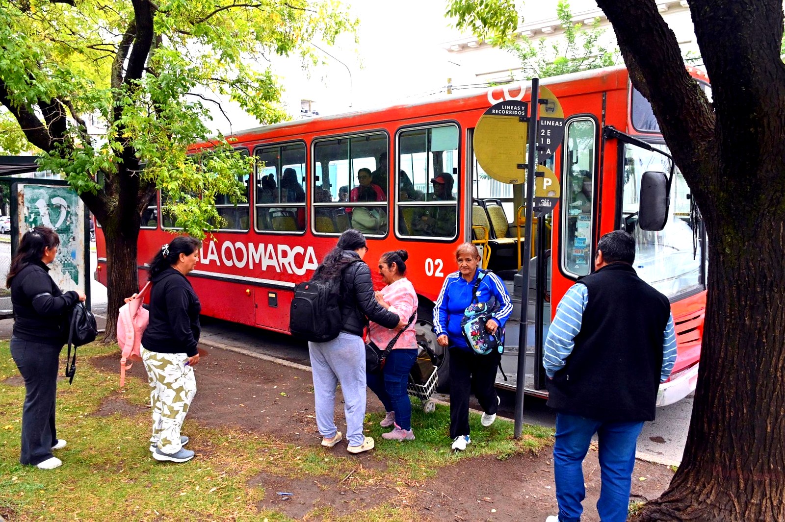 Transporte urbano de Viedma: pasajeros suben a un colectivo de La Comarca