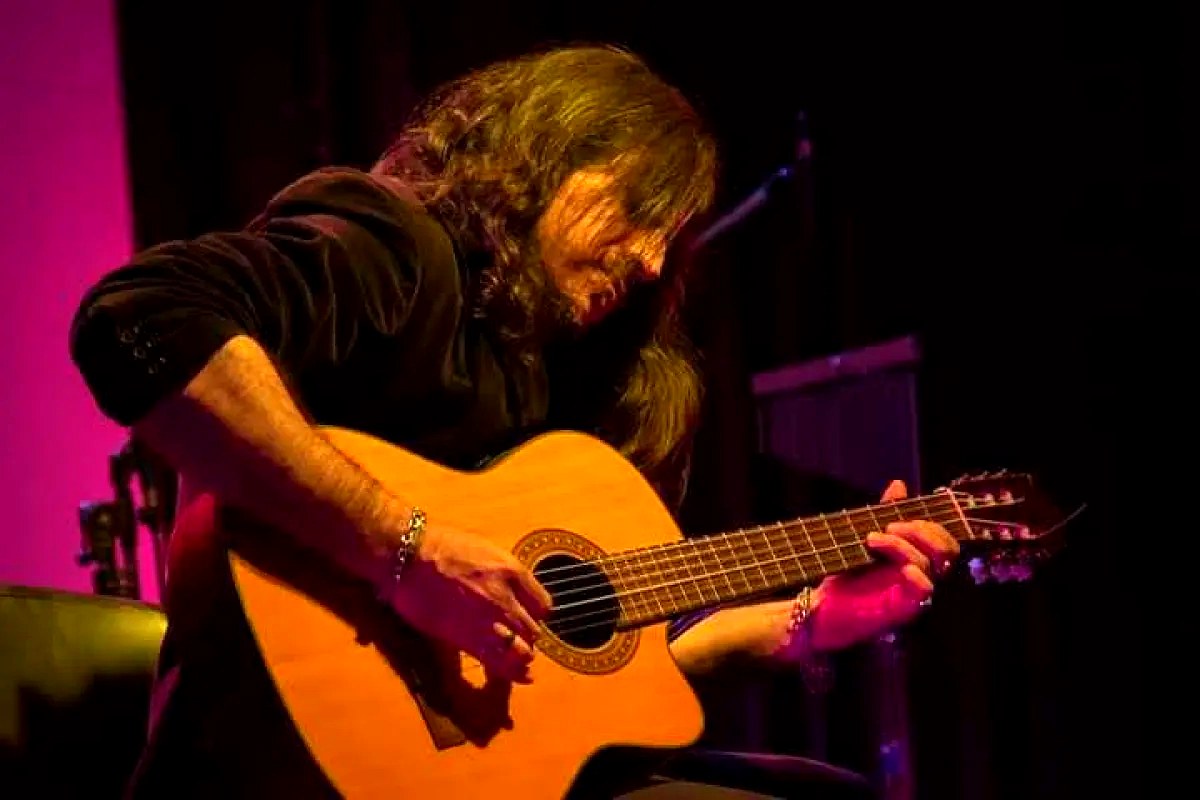 Guitarrista de Bariloche en concierto, a días del homenaje a Charly García