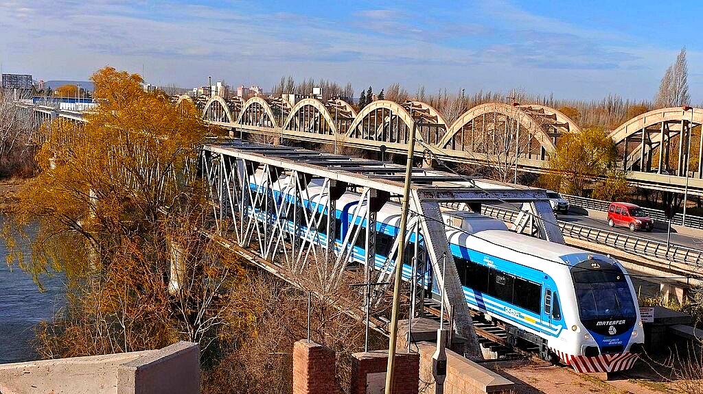 El Tren del Valle cruza el puente ferroviario entre Neuquén y Cipolletti