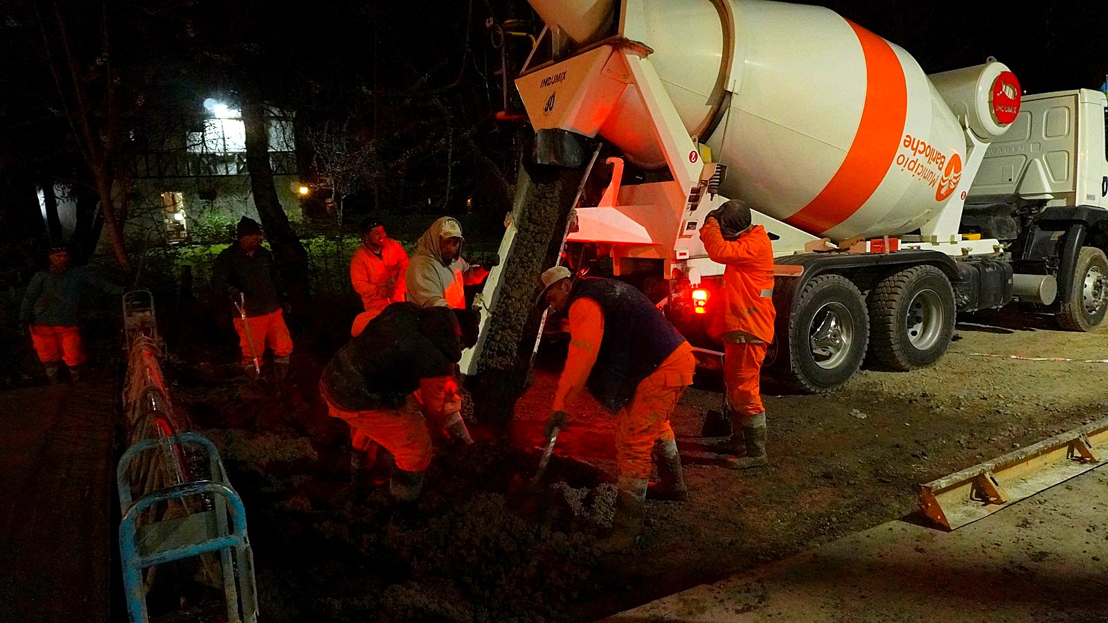 Obra de Tupungato: cuadrilla de Pavimentación Urbana hormigonando de noche el acceso desde Pioneros