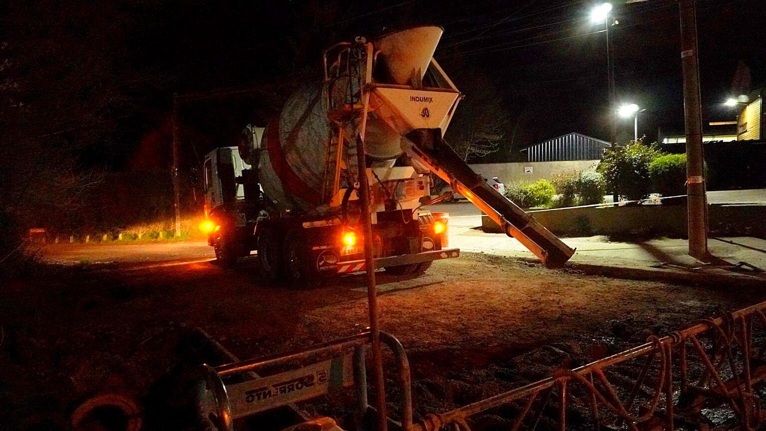 Camión mixer descarga hormigón en la obra de Tupungato, acceso desde avenida Pioneros