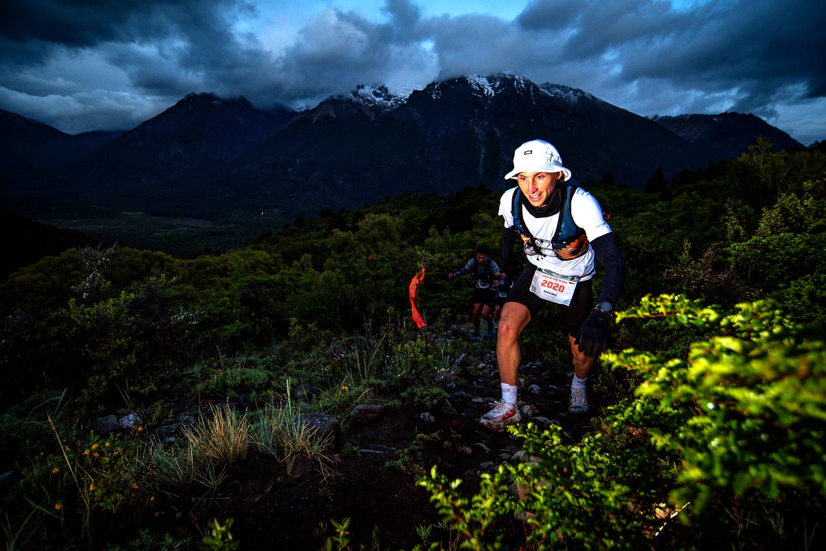 Atleta del ultra trail en Bariloche sube un sendero al anochecer