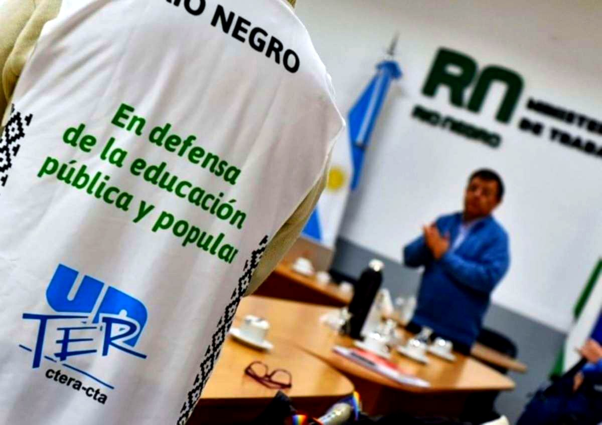 Pechera de UnTER en una audiencia paritaria docente en Río Negro