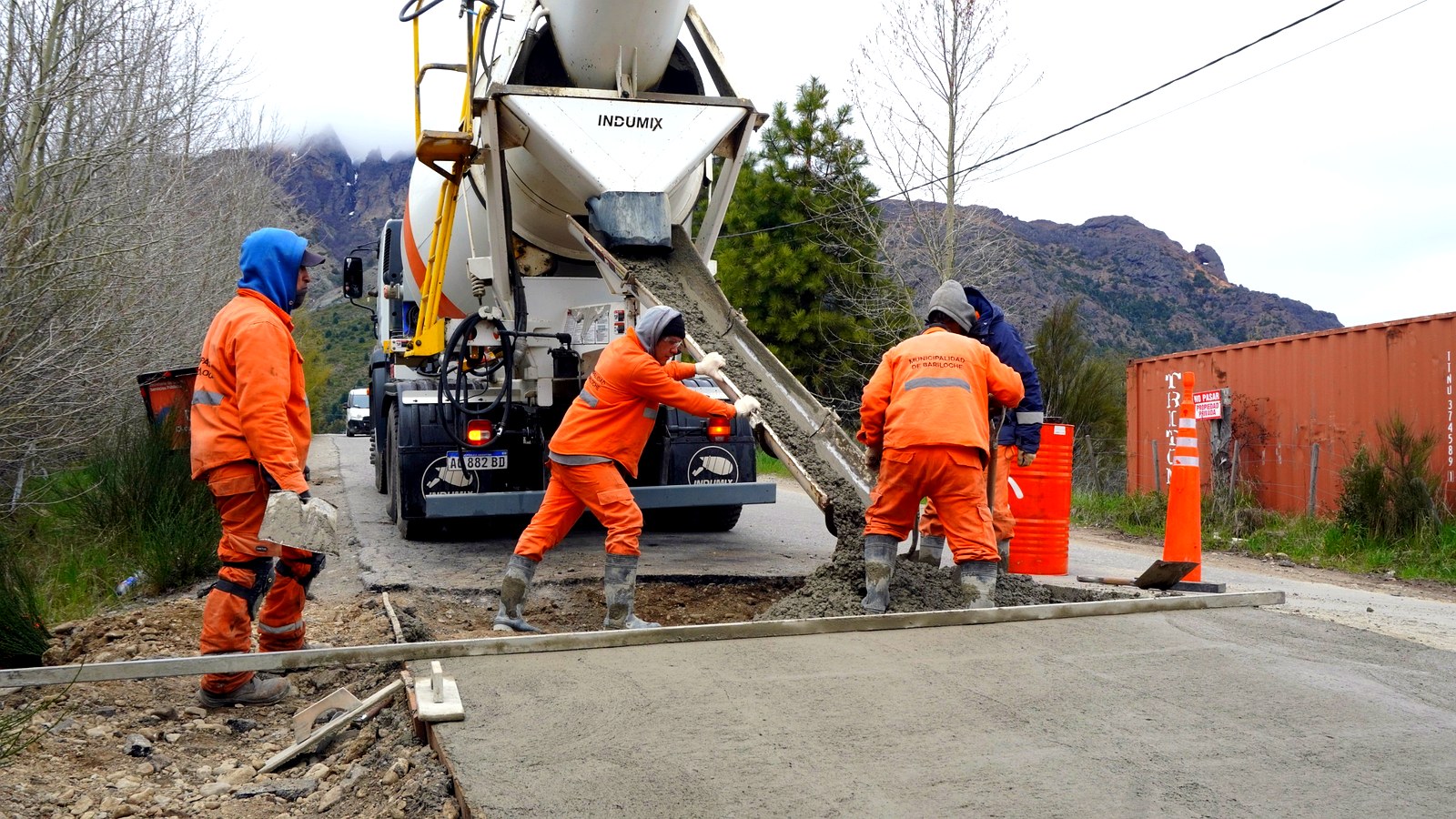 Operarios municipales vuelcan hormigón en un reductor de la avenida de la Virreyna
