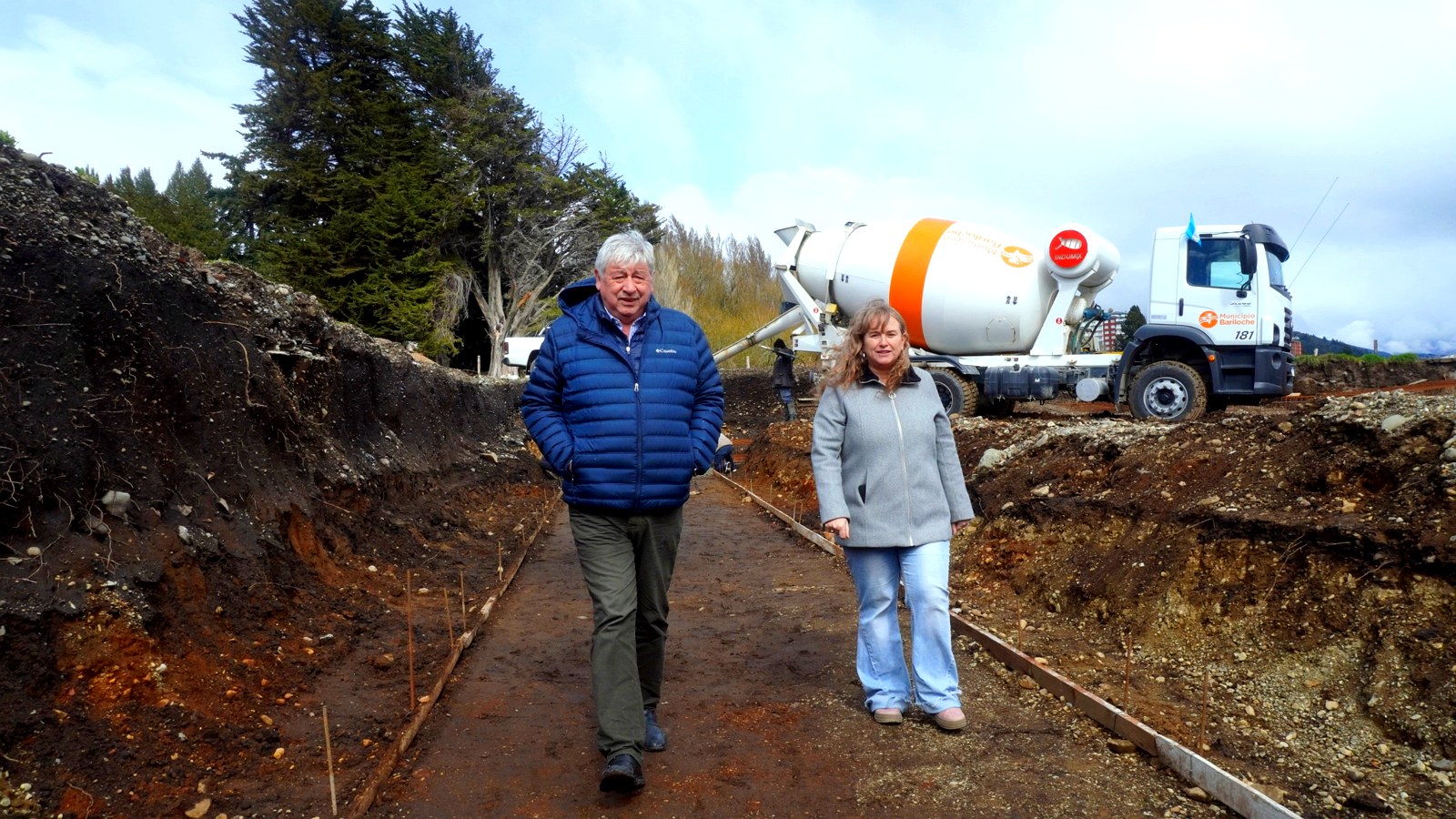 Walter Cortés recorre la obra del natatorio, tras la violencia en el Concejo de Bariloche